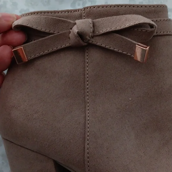 Cute tan suede boots - Picture 8 of 11